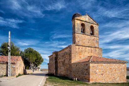 Iglesia románica de Fuentecantos, donde los vecinos abren al sacerdote con la llave que ellos poseen.