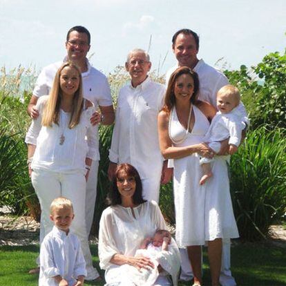 Mark Gregoire (en el centro) rodeado de su familia después de superar el cáncer de páncreas.