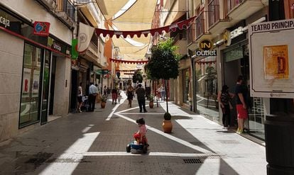 Una de las arterias más comerciales, la calle Ollerías, entoldada.