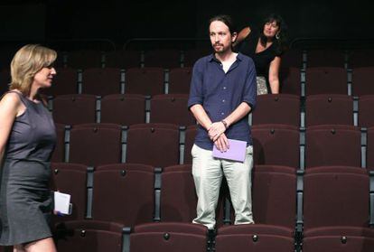 El l&iacute;der de Podemos, Pablo Iglesias, observa a Tania S&aacute;nchez, durante la presentaci&oacute;n de la candidatura &quot;Equipo Pablo Iglesias&quot;