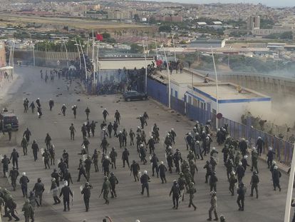 La policía marroquí cerca por detrás a cientos de migrantes y refugiados que forzaron el puesto fronterizo de Barrio Chino el pasado 24 de junio.
