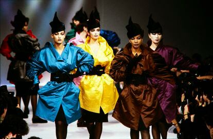 Their fashion shows were a spectacle in which the models competed for prominence with the creations.  In the image, the autumn-winter 1985/86 collection.