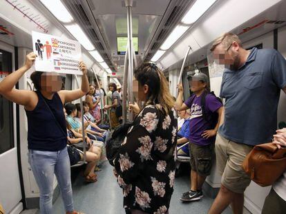 Una de las patrullas ciudadanas ahuyenta a los carteristas en el metro de Barcelona.