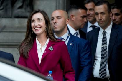 La vicepresidenta electa de Argentina, Victoria Villarruel, sale este miércoles del Senado tras reunirse con Cristina Kirchner.