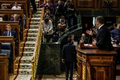 The leader of Vox, Santiago Abascal, points out the leader of the PP, Alberto Núñez Feijóo, during a plenary session this Tuesday, in the Lower House.