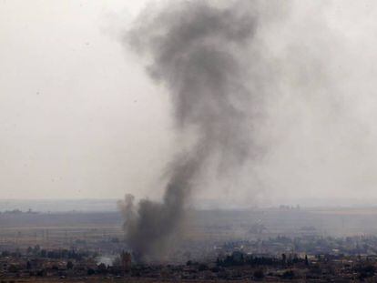 Bombardeo de fuerzas turcas sobre la localidad siria de Ras al Ain, este jueves.