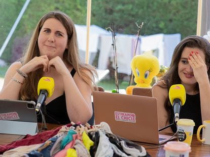 Carolina Iglesias y Victoria Martín, presentadoras del podcast 'Estirando el chicle'.