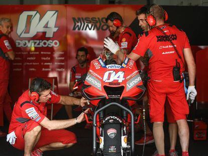 Mecánicos de Ducati trabajan con la moto de Dovizioso en los tests de pretemporada este invierno.