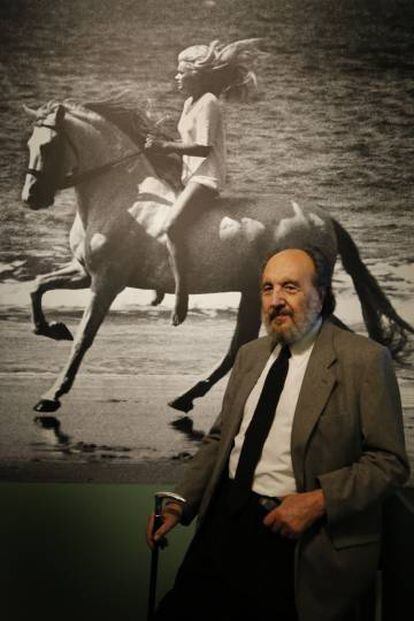 Leopoldo Pomés, delante de una fotografía de su famoso anuncio de televisión para la marca Terry, en marzo de 2015.