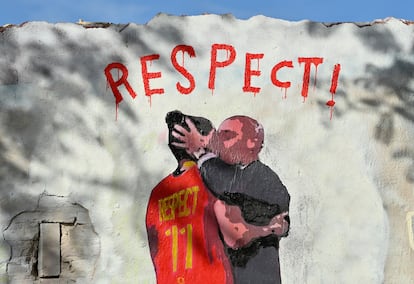 Un mural del artista callejero italiano Salvatore Benintende, alias 'TvBoy', muestra el beso "no consentido" a Hermoso bajo la expresión "respect!" ("respeto"), en Barcelona.