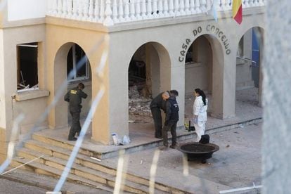 Agentes de la Guardia Civil inspeccionan el Ayuntamiento de Baralla tras el atentado.
