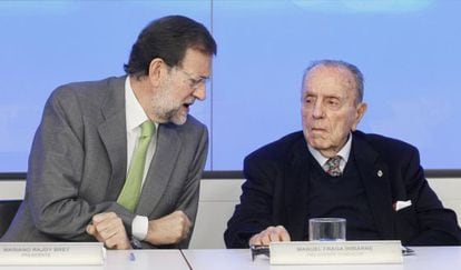 Manuel Fraga conversa con el presidente del PP, Mariano Rajoy.