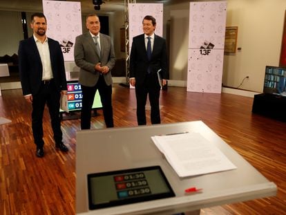 El candidato del Partido Popular a la presidencia de Castilla y León, Alfonso Fernández Mañueco (a la derecha), el candidato del PSOE, Luis Tudanca (a la izquierda), junto al moderador del debate, Xabier Fortes. El candidato de Ciudadanos aparece en la pantalla de televisión.