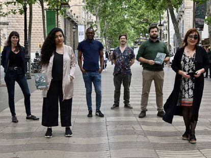 D'esquerra a dreta: Núria Calafell, Athena Farrokhzad, Fiston Mwanza Mujila, Josep Pedrals, Jaume Coll Mariné i Miren Agur Meabe, a la Rambla de Barcelona.