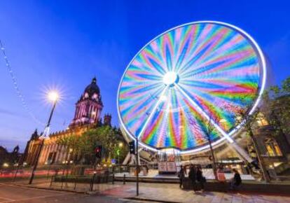 Vista nocturna de The Headrow, en el centro de Leeds (Inglaterra).