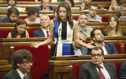 La líder de Ciutadans, Inés Arrimadas, interpel·la el president de la Generalitat, Carles Puigdemont, durant la sessió de control al Govern.