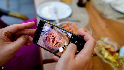El Tipo que nunca cena en casa, que exige mantener su anonimato, en una cena en Valencia la pasada semana, en la que se registró fotográficamente los platos.