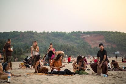 Turistas al atardecer en una playa de Gokarna, en el Estado de Karnataka (India).