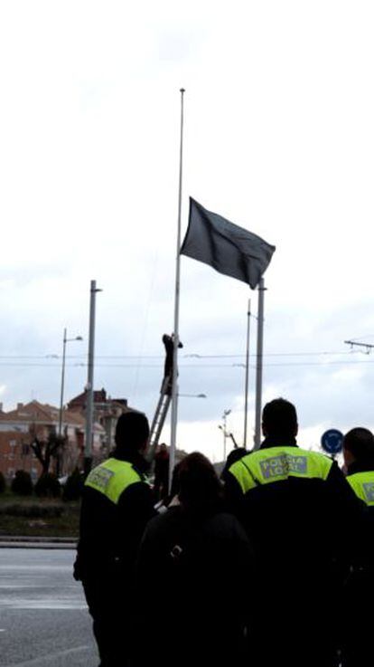 Retirada de una bandera negra de Mario Gutiérrez Cru en Jaén.