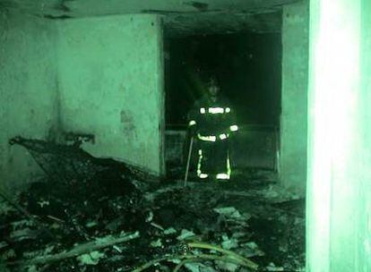 Un bombero, en una de las habitaciones de la casa calcinada en Pasaje Valle de Oro.