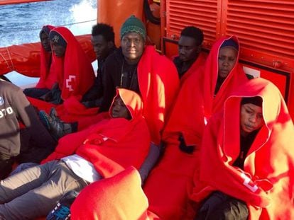 Inmigrantes rescatados en Tarifa por Salvamento Marítimo, este lunes.