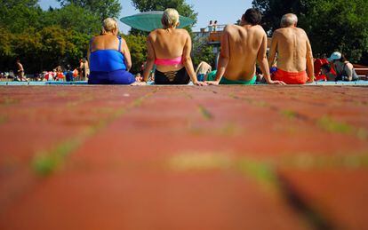 Bañistas se refrescan en una piscina pública en Berlín (Alemania).