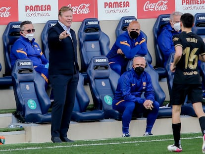 Koeman habla con Pedri durante el partido ante el Villarreal.