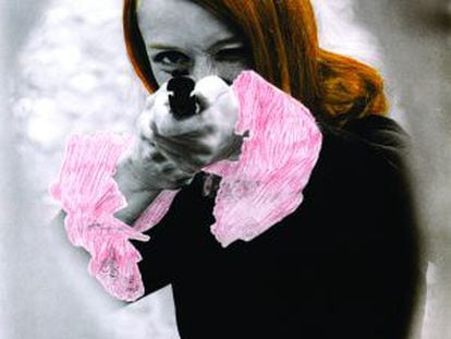 'Niki de Saint Phalle apuntando'.