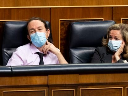 Pablo Iglesias, líder de Podemos, junto a la vicepresidenta tercera, Nadia Calviño, durante la sesión de este miércoles en el Congreso.