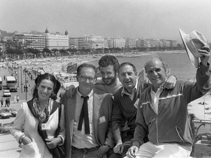 Mario Camus (segundo por la izquierda), junto a los actores (desde la izquierda) Terele Pávez, Juan Diego, Alfredo Landa y Paco Rabal, en el Festival de Cannes, en 1984, durante la presentación de 'Los santos inocentes'.