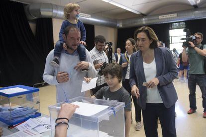 L'alcaldessa i candidata de Barcelona en Comú a la reelecció, Ada Colau, acompanyada de la seva família vota al centre cívic La Sedeta de Barcelona.