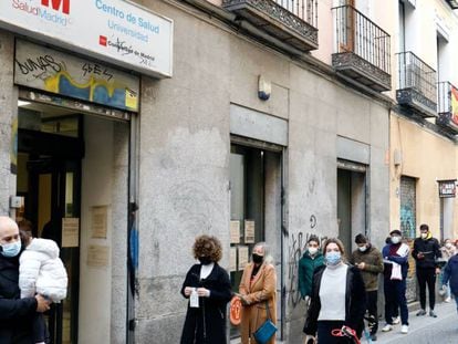 Imagen de una cola de espera a las puertas de un centro de salud en Madrid durante la crisis del Covid-19.