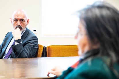 Joaquín Goyache listens to Esther del Campo, during their face to face last Friday.