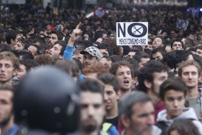 J&oacute;venes protestan en Madrid en los alrededores del Congreso
