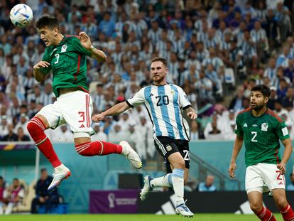 El mexicano César Montes cabecea un balón en contra, durante el Argentina-México, este sábado.