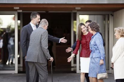 Los Reyes, junto con don Juan Carlos y doña Sofía, a su llegada al acto de celebración del 40º aniversario de la Fundación Reina Sofía y del décimo aniversario del centro Alzhéimer que patrocina la misma entidad, el 22 de mayo de 2017.