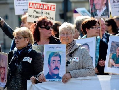 Manifestantes con fotos de las v&iacute;ctimas del amianto. 
 
 