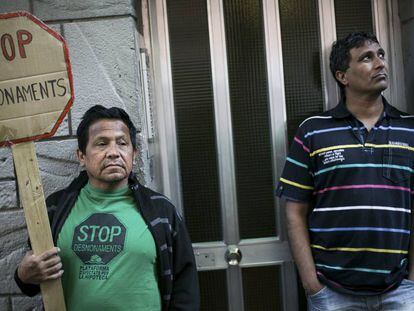 Dos personas de la PAH se manifiestan contra un desahucio en Santa Coloma de Gramenet