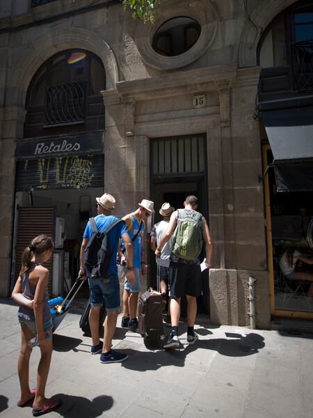 Un grupo de turistas entra en un edificio de Barcelona, el pasado julio.