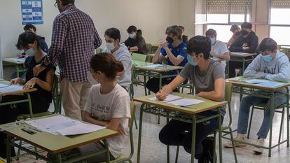 Inicio de las pruebas de Bachillerato Internacional en el Colegio San Francisco de Paula, en Sevilla.