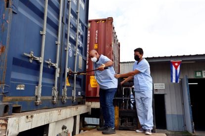 Trabajadores del sector de la salud abren este viernes en La Habana un contenedor con una donación humanitaria de organismos no gubernamentales, procedente de Estados Unidos.