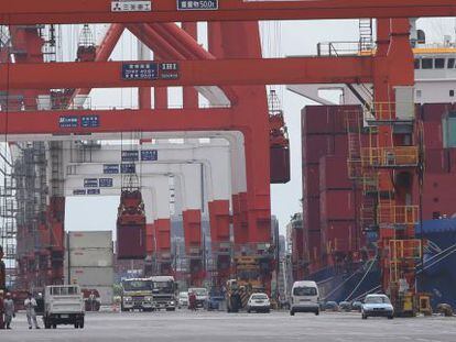 Un buque de carga en el puerto de Tokio (Japón).