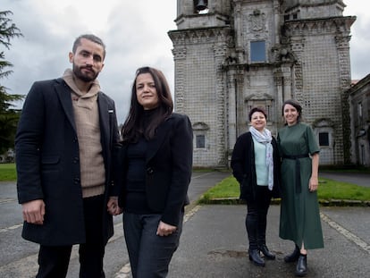 Zhore Kohi y Patkin Nazzifullah, en primer término, junto a Ángeles Sánchez y Belén Vallina en el monasterio de Sobrado dos Monxes.