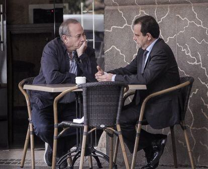 El juez José Castro (a la izquierda de la imagen) tomá un café con el fiscal Pedro Horrach, en noviembre de 2012.