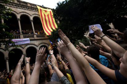 També hi han participat càrrecs electes catalans, com el diputat de Catalunya Sí que es Pot, Joan Josep Nuet. A la imatge, els estudiants, al claustre de l'edifici històric de la Universitat de Barcelona.