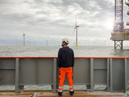 Un operario observa molinos de viento marinos desde una plataforma en el mar del Norte, cerca de la costa alemana.