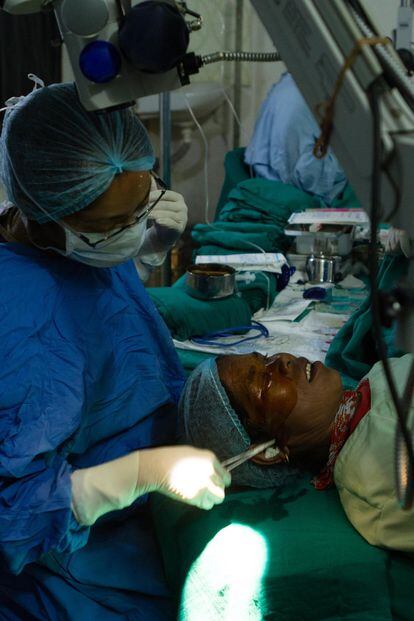 La doctora Kavitha Dhakhwa es una de las dos cirujanas del equipo. La especialista en córnea ha operado de cataratas a más de 40.000 enfermos durante más de 10 años de carrera médica.
