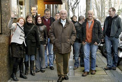 El ex alcalde de Ondarroa, Loren Arkotxa (centro), seguido por varios de los cargos de Udalbiltza absueltos ayer.