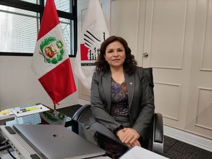 La defensora del pueblo del Perú, Eliana Revollar Añaños, en su despacho.