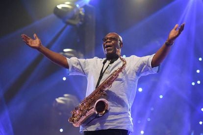 El cantante y saxofonista camerunés Manu Dibango durante un concierto en 2018 en Abidjan.
